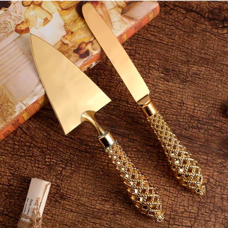 Ensemble de couteaux et spatules à gâteau dorés