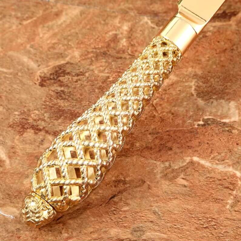 Ensemble de couteaux et spatules à gâteau dorés