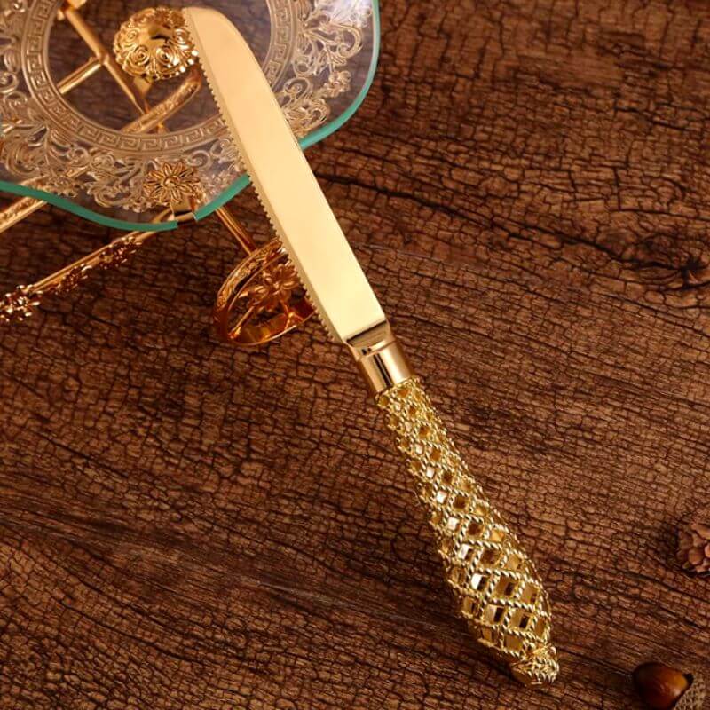 Ensemble de couteaux et spatules à gâteau dorés