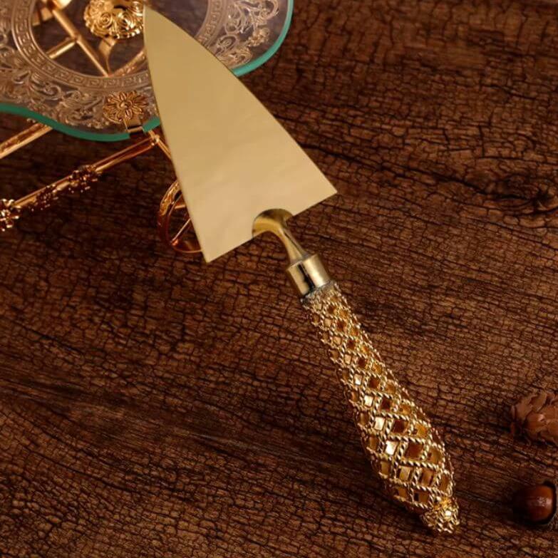 Ensemble de couteaux et spatules à gâteau dorés