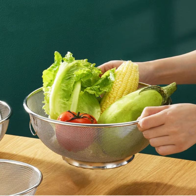 Salatschüssel mit Abtropffläche