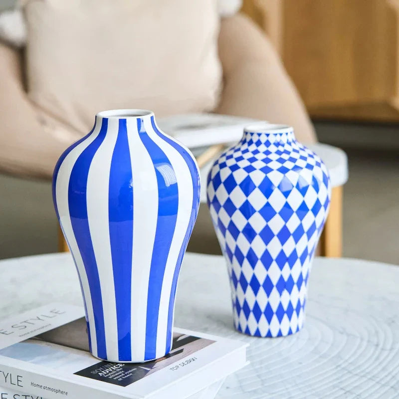 Geometrische blaue Keramikvase