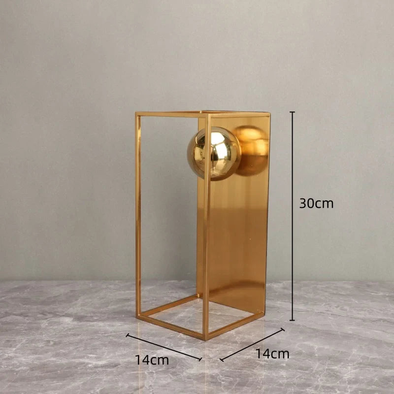 Geometrische dekorative Skulpturen aus Metall