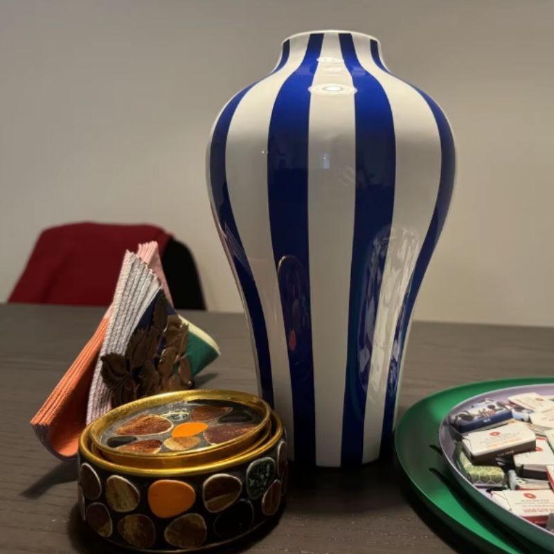 Geometrische blaue Keramikvase